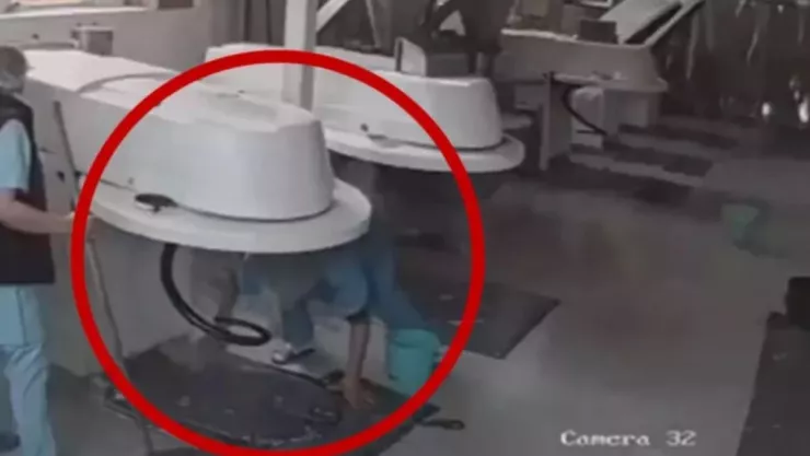 mujer triturada en panadería