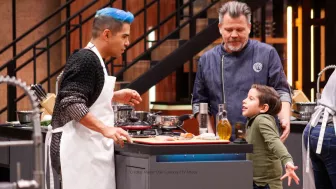 Ethan y el chef Alfonso, supervisan la estación de Emir en Master Chef Celebrity.