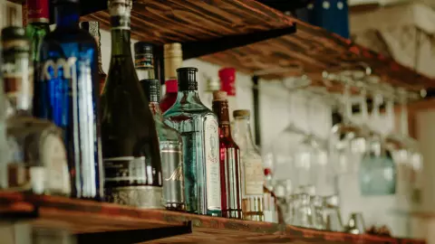 El alcohol es la tercera causa prevenible de cáncer en EU y contribuye a unos 100 mil casos de la enfermedad