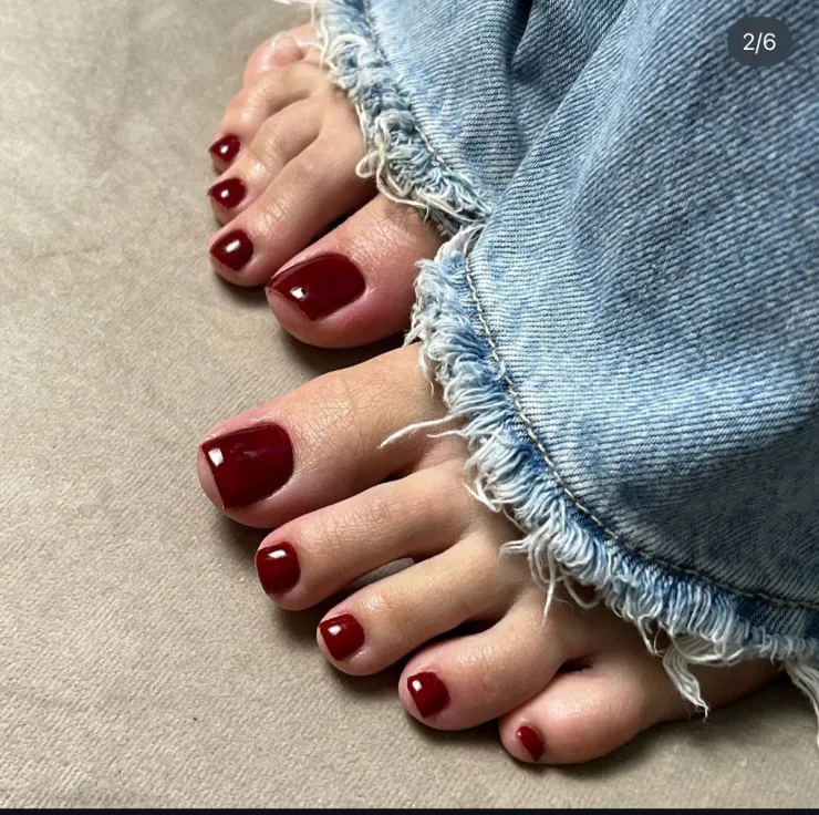 Pedicura rojo cereza