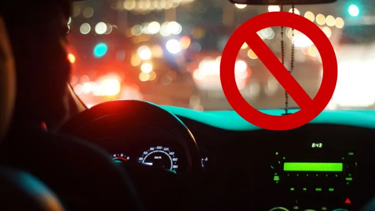 Multa por uso de rosarios en auto