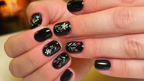 uñas negras para primavera 2026