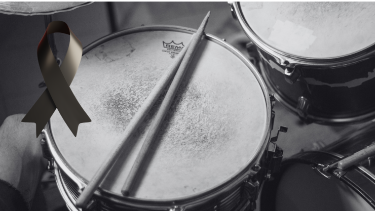 Muere baterista de querida banda de rock tras desvanecerse en el escenario.png
