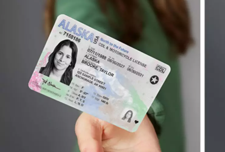 Una licencia de conducir Real ID de Alaska
