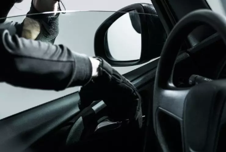 Dan prisión preventiva a dos hombre relacionados con robo a arrendadora de autos