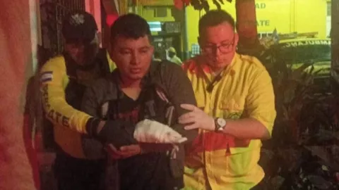 Pierde los dedos por explotar cohetes