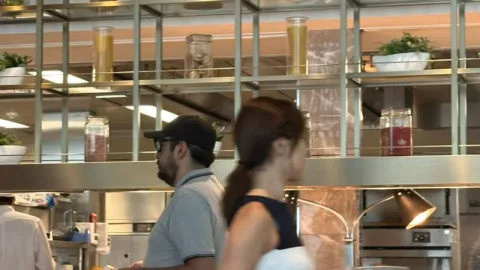 Captan a hijo de AMLO en hotel exclusivo de Japón