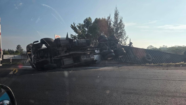 Volcadura de tráiler km 127 autopista 57 México-Querétaro hoy