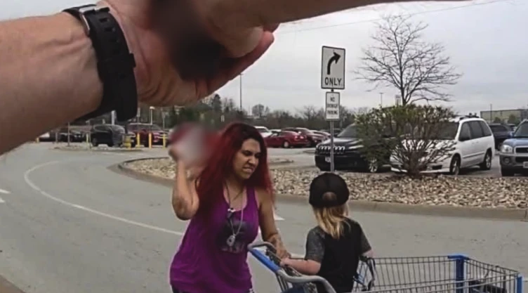 Bodycam del oficial que abatió a la mujer que atacó con un cuchillo al niño de 3 años. El pequeño se encuentra en un carrito de compras y la mujer sositiene el cuchillo.