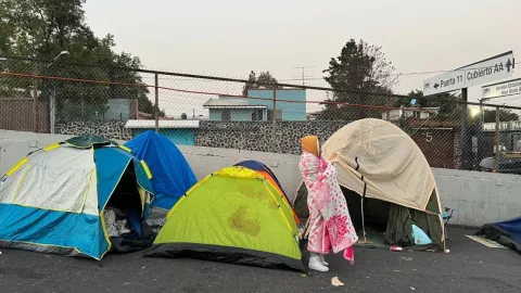 Fans de Bad Bunny acampan a las afueras del Estadio Azteca