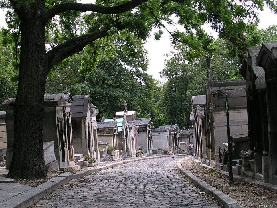 1200px-Pere_Lachaise_Chemin_Errazu.jpg