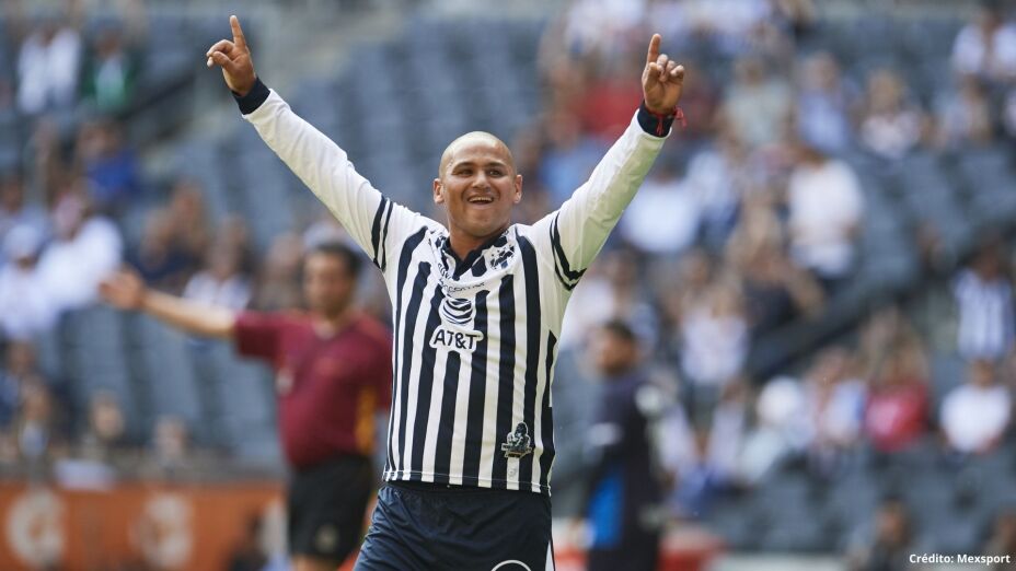 5 futbolistas chilenos méxico chupete suazo.jpg