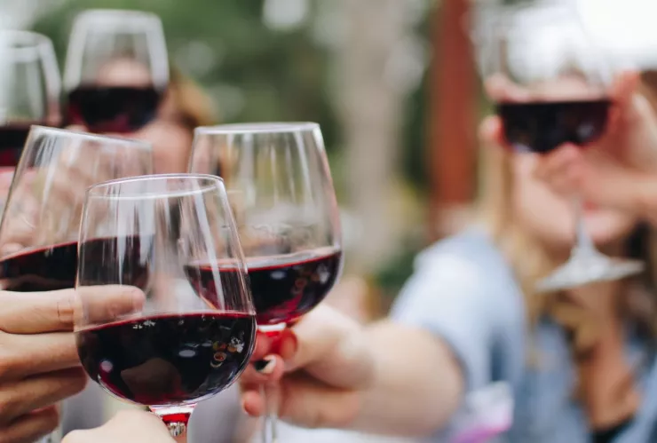 ¿Cuáles son los beneficios de tomar vino tinto? ¡Conócelos!