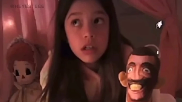 Un estremecedor video muestra a una menor jugando tranquilamente cuando un extraño ruido y la presencia de un espectro la hacen huir entre lágrimas.