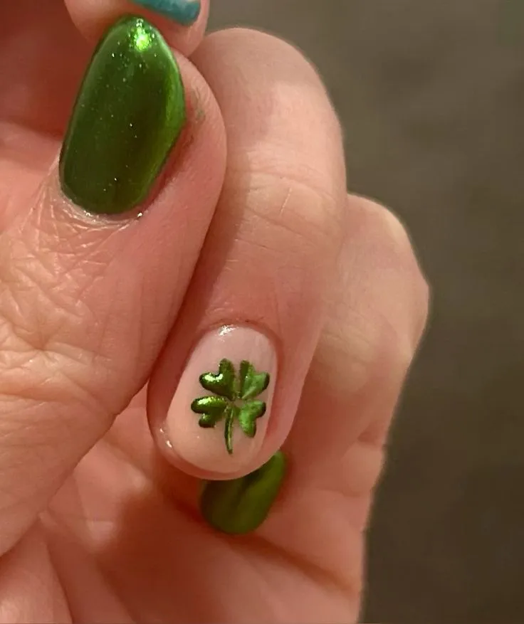 Diseños de uñas de San Patricio con trébol