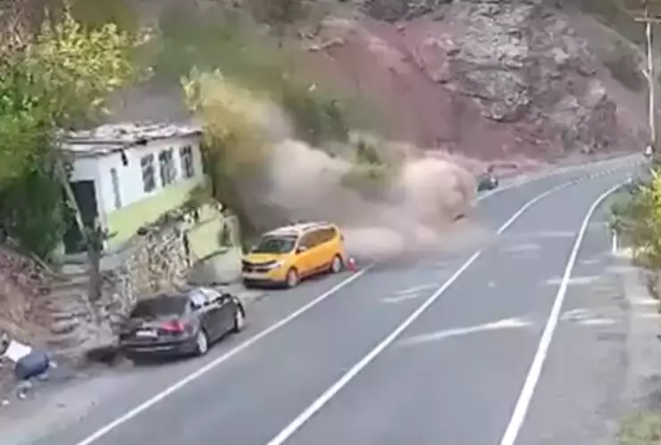 Hombre se salva de ser aplastado por una roca, es un milagro