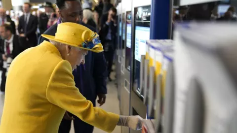 Reina Isabel II visita por sorpresa la línea de metro con su nombre