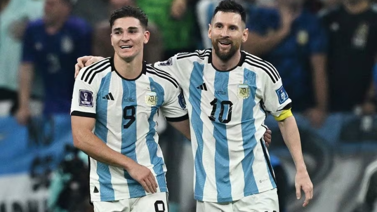 Julián-Álvarez-y-Lionel-Messi-con-Argentina.jpg