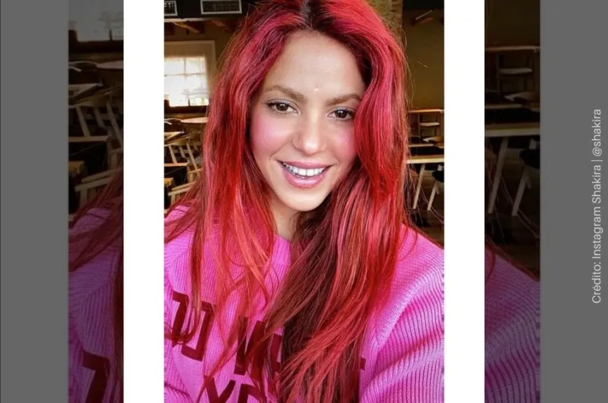 Shakira selfie con el cabello rojo.jpg