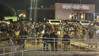 multitud afuera de bar