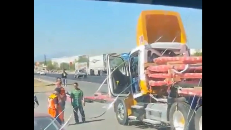 Conductor muere aplastado por vigas de acero en Nuevo León