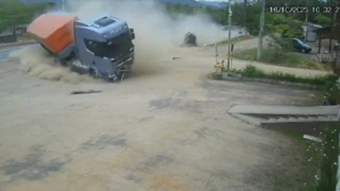 Un camión de carga termina volcado después de un choque frontal contra un auto particular en una carretera de Brasil