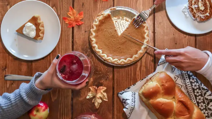 Friendsgiving_ ¿Qué es, cómo surgió y cómo se popularizó_.jpg