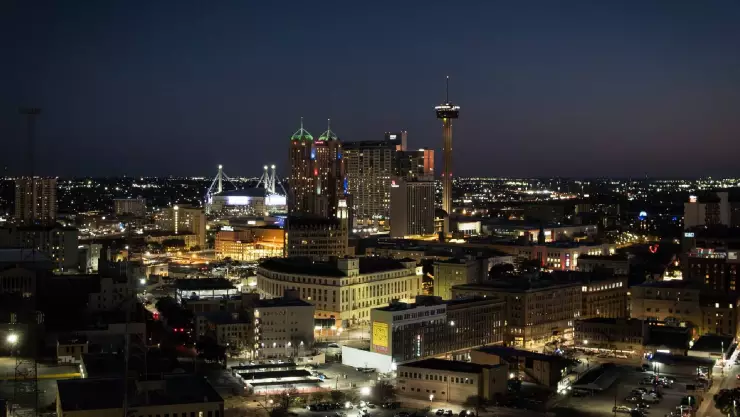 el skyline de San Antonio, Texas durante la noche