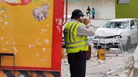 Fuerte accidente de camión en lateral de Periférico de norte a sur