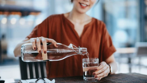 Cuál es la verdadera cantidad de agua que debes tomar