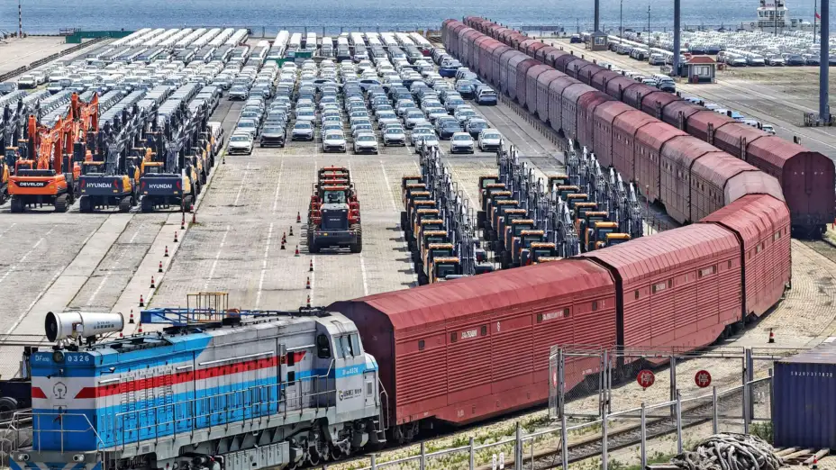 Maquinaria y autos listos para ser transportados en tren en Shandong, China.
