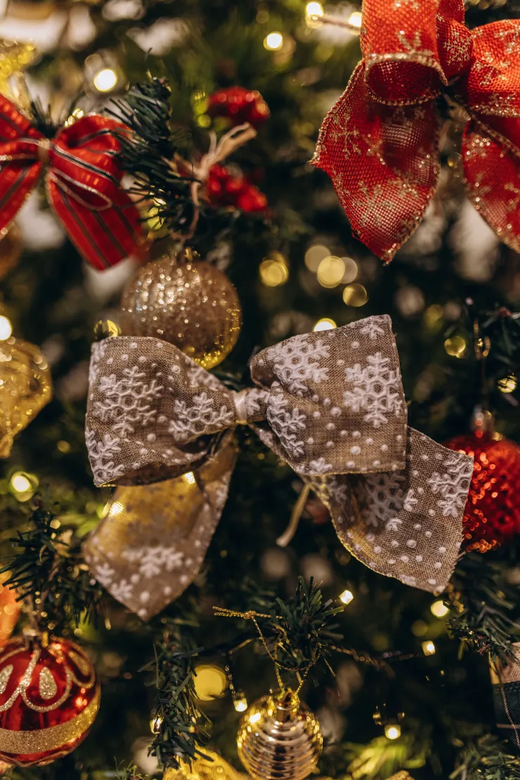 Adiós a los moños para el árbol de Navidad: 3 tendencias para este 2026