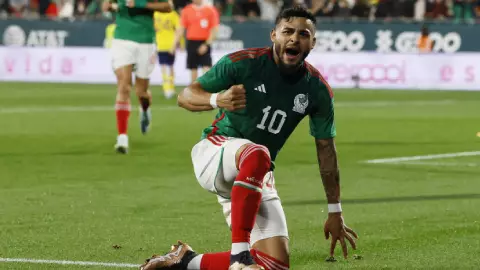 Alexis Vega con la Selecci&oacute;n Mexicana