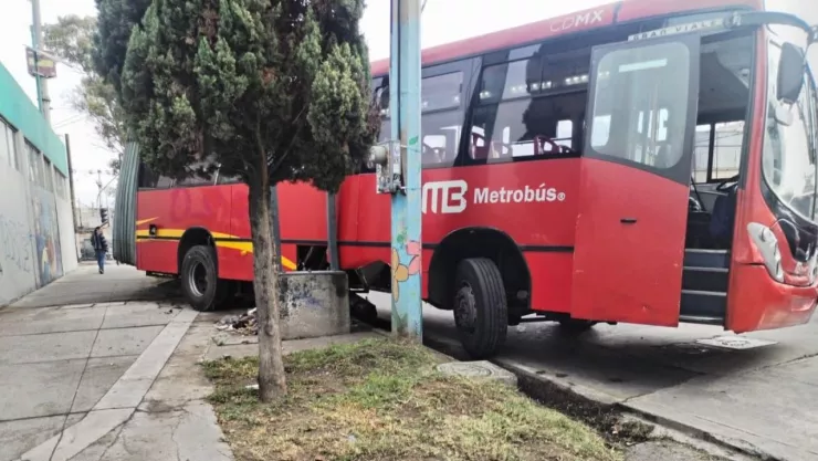 Metrobús de la CDMX termina sobre la banqueta tras choque en Rojo Gómez