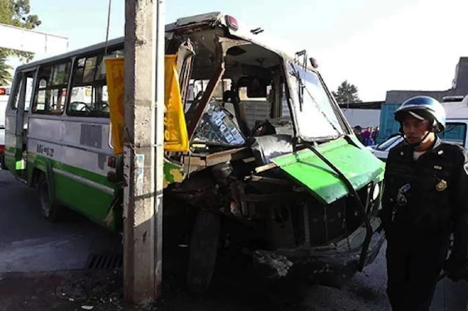 Un menor de edad muerto fue el saldo de un choque entre un microbús y una camioneta