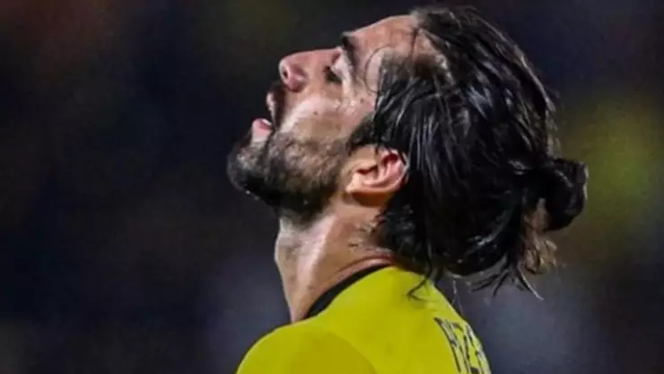 Rodolfo Pizarro con la playera del AEK