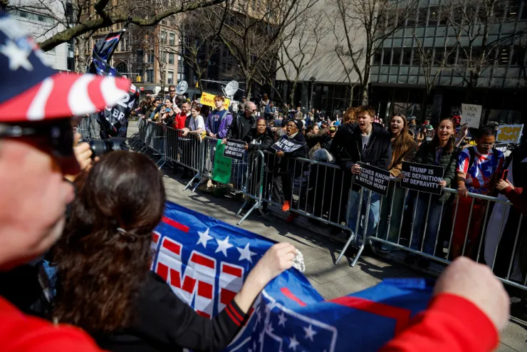 Manifestantes a favor y en contra Donald Trump se congregan en la corte de Man