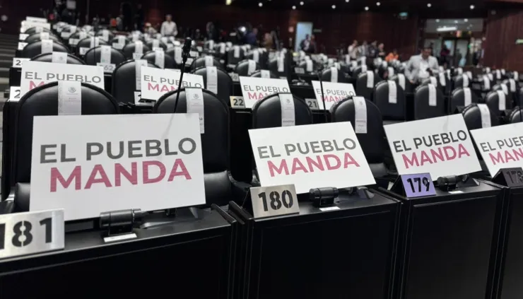 Reforma Judicial: Curules del PAN fueron ocupadas por carteles en rechazo a la Reforma, previo a la sesión para validarla