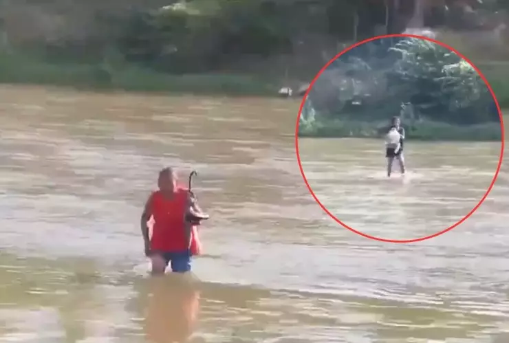 Sin puente, familias de Acapulco cruzan el contaminado Río de la Sabana para vivir