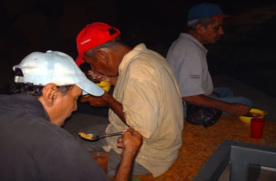 Cena a indigentes
