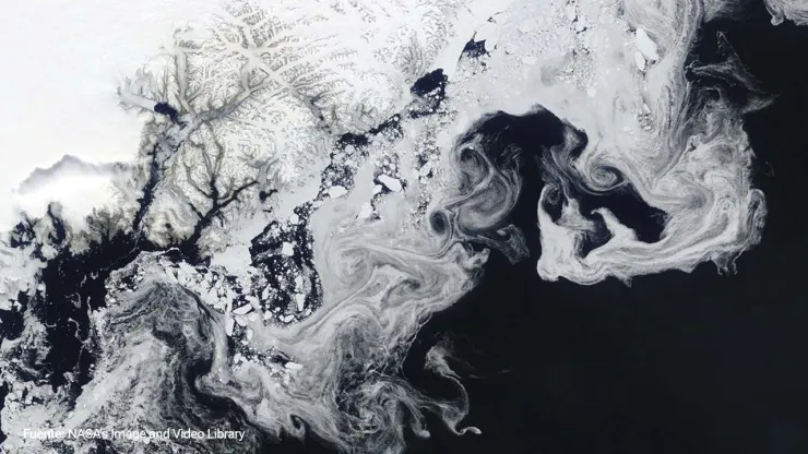 Pedazos de hielo girando en espiral en Groenlandia