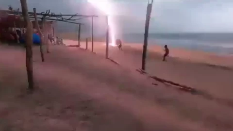 cae rayo a dos personas en playa de michoacan