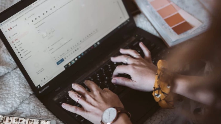 mujer revisa correo electronico