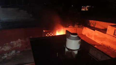 Apagan fuerte incendio detrás del Palacio Municipal