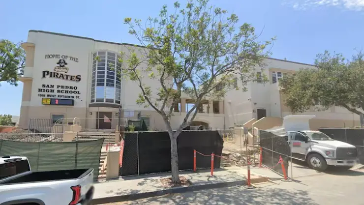 una vista del edificio de la escuela en California