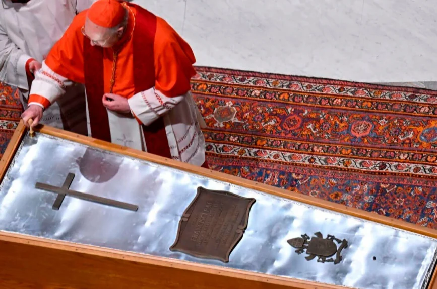 El féretro del Papa Francisco.