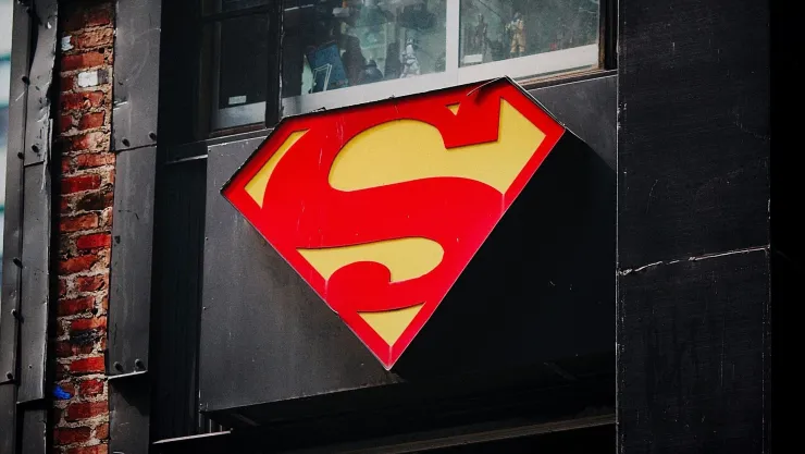¿Por qué Superman usa los calzones por fuera?
