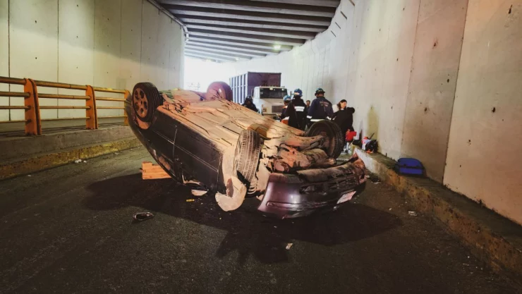 Auto volcado desviación hacia Antea en Jurica HOY miércoles 18 diciembre 2024