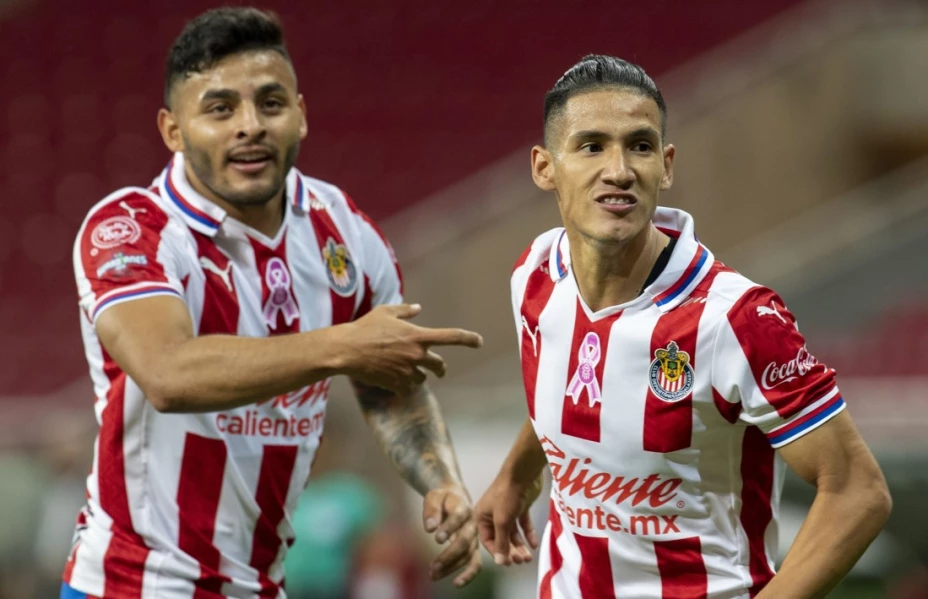 Alexis Vega se despide de Uriel Antuna.