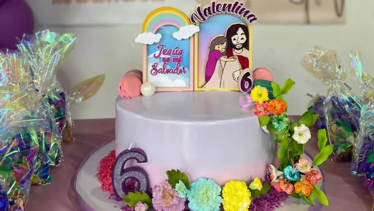 niña celebra sus seis años con temática de jesús.jpg